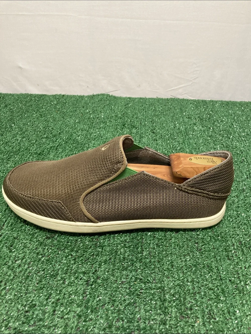 Olukai Men’s Brown Slip-On Loafers with White Sole sz 9 (OKPM09-26)